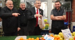 Başkan adayı Aydın pazarda tezgahın arkasına geçerek mandalina sattı
