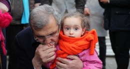 Murat Aydın bebeklerin boyunlarına atkı bağlayınca renkli görüntüler oluştu