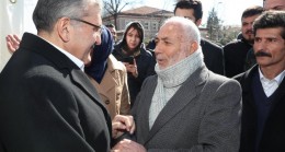 Murat Aydın’ın mikrofon uzattığı engelli vatandaş, “Beykoz’a hizmet yapmanızı istiyoruz”