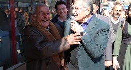 Beykoz adayı Aydın, kadın elbisesini eline alıp esnafla pazarlık yaptı