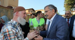 Başkan Murat Aydın Her Eve Bir Fesleğen Dağıttı.