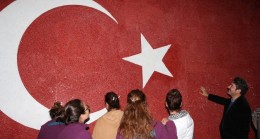 DÜNYANIN EN BÜYÜK CAM MOZAİK TÜRK BAYRAĞI ZİYARETE AÇILIYOR