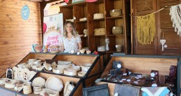 BİTKİLERLE ÖRÜYOR, KÖY PAZARI’NDA KAZANCA DÖNÜŞÜYOR