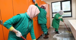 OKUL TUVALETLERİ ANNE TİTİZLİĞİYLE TERTEMİZ OLUYOR