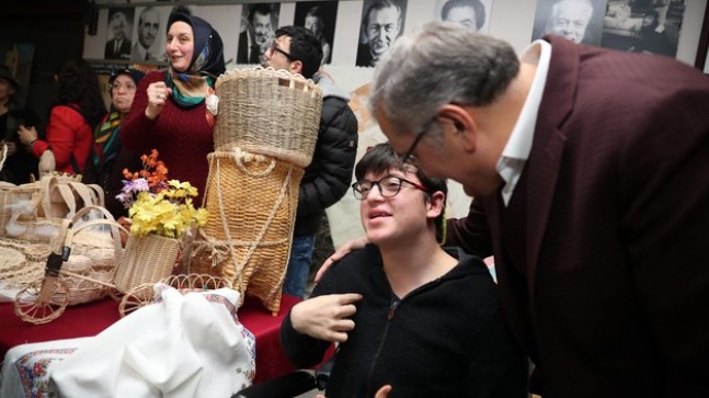 Başkan adayı Aydın, “down sendromlu” çocuklara yoğun ilgi gösterdi