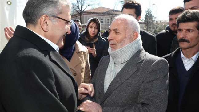 Murat Aydın’ın mikrofon uzattığı engelli vatandaş, “Beykoz’a hizmet yapmanızı istiyoruz”