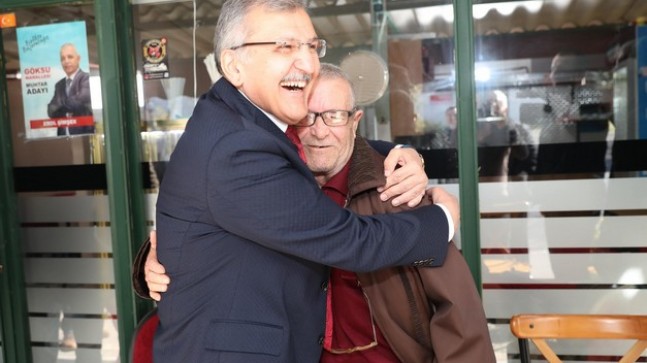 Murat Aydın oy isteyip “veririm” cevabını aldığı vatandaşa sımsıkı sarıldı