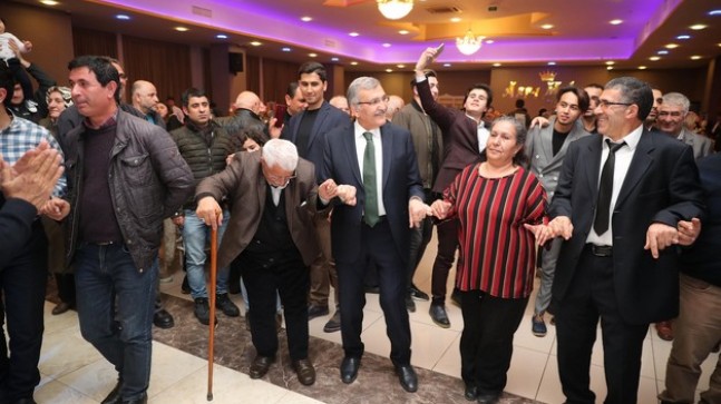 Murat Aydın Ardahanlı hemşehrilerle halay çekti