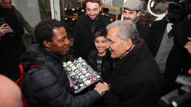 Beykoz adayı Aydın ile Senegalli satıcı arasındaki “nerelisin” sohbeti kahkahaya boğdu