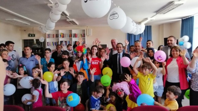 CHP, bayramı çocuklarla karşıladı