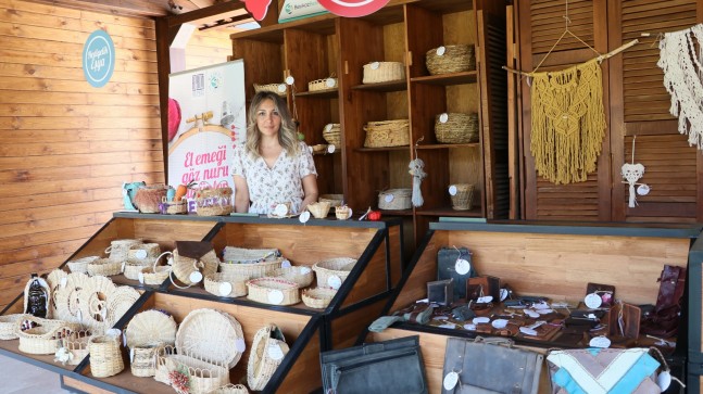 BİTKİLERLE ÖRÜYOR, KÖY PAZARI’NDA KAZANCA DÖNÜŞÜYOR