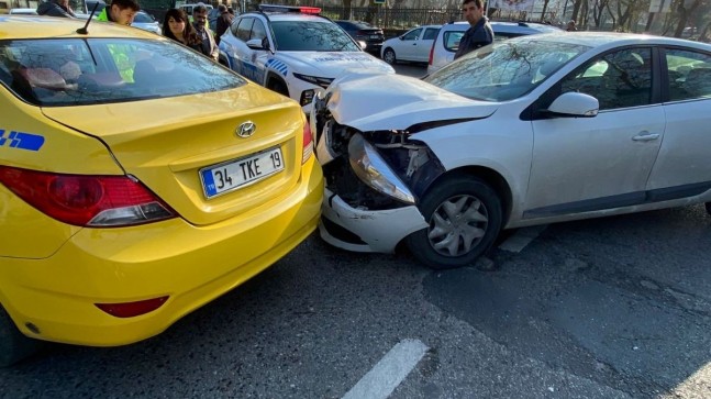 Beykoz’da ticari taksi otomobille çarpıştı