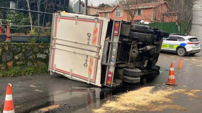 Rüzgarlıbahçe’de kayan kamyonet devrildi