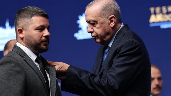 Erdoğan, Nevzat Cebeci’ye rozetini taktı