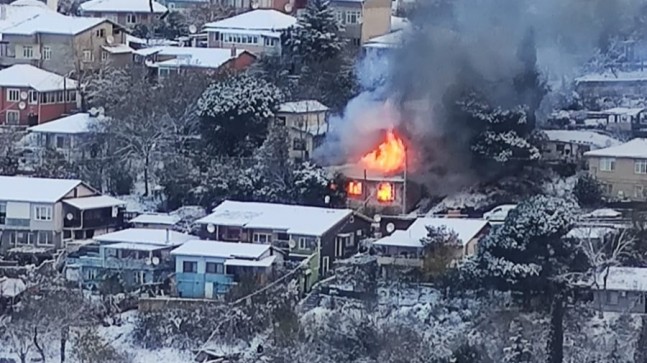 Beykoz’da Yeni Yılın İlk Yangını: Harmantepe’de Metruk Bina Alevlere Teslim Oldu