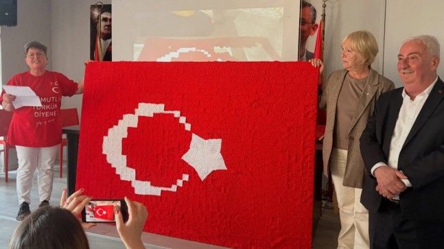 CHP’li Kadınlardan El Emeği Türk Bayrağı