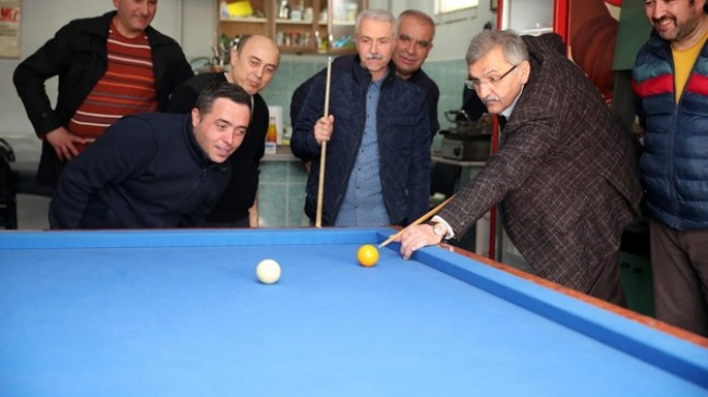 Murat Aydın kahvehanede ıstakayı eline alıp bilardo oynadı