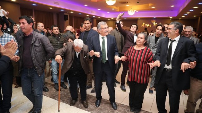 Murat Aydın Ardahanlı hemşehrilerle halay çekti