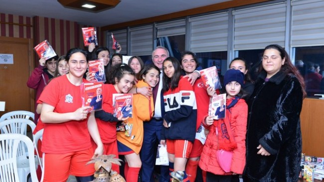 FUTBOLCU KIZLARDAN COŞKUN TOSUN’A SÜRPRİZ