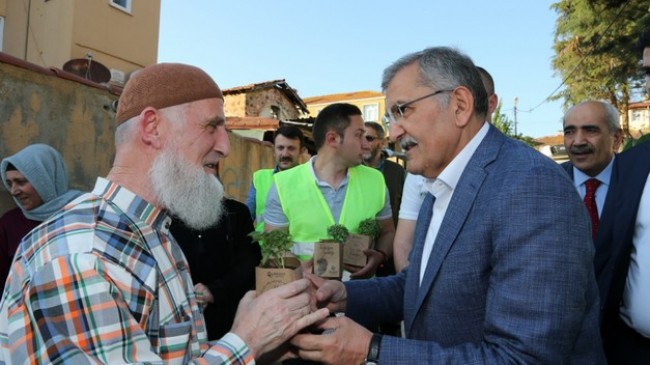 Başkan Murat Aydın Her Eve Bir Fesleğen Dağıttı.