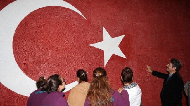 DÜNYANIN EN BÜYÜK CAM MOZAİK TÜRK BAYRAĞI ZİYARETE AÇILIYOR