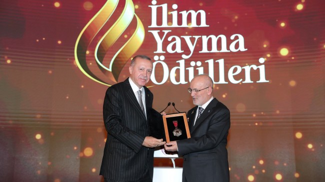 Cumhurbaşkanı Erdoğan, ödülleri Çelikbilek ile birlikte verdi