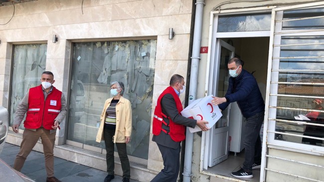 Kızılay Beykoz’da ihtiyaç sahiplerine ramazan kolisi dağıtıyor