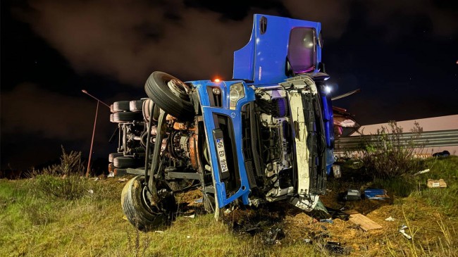 Beykoz’da gece yarısı TIR kazası 2 yaralı