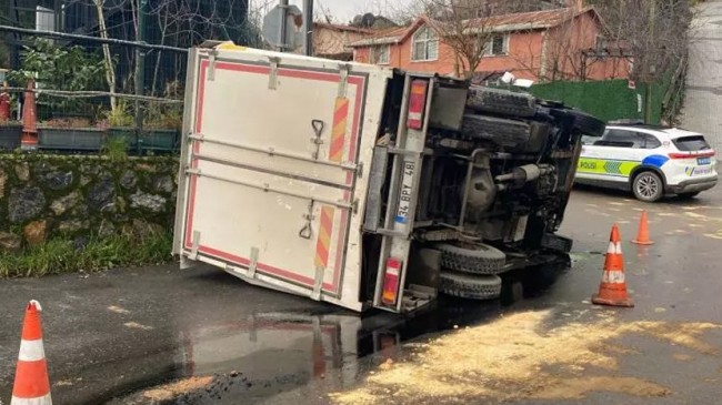 Rüzgarlıbahçe’de kayan kamyonet devrildi