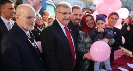 Murat Aydın ‘Dünya Kanser Günü’nde vatandaşlara pembe kurdele taktı