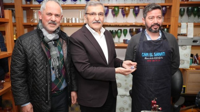 Başkan adayı Murat Aydın cam ustalarından süs yapımını izledi