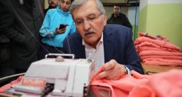 Murat Aydın, konfeksiyon atölyesini ziyaret edip dikiş dikti