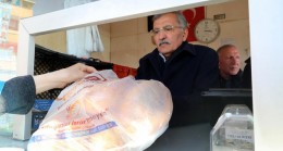 Beykoz adayı Murat Aydın İHE’de vatandaşlara ekmek dağıttı, pazarın nabzını tuttu