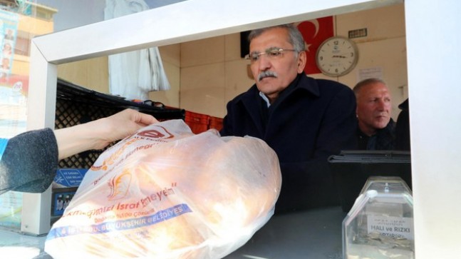 Beykoz adayı Murat Aydın İHE’de vatandaşlara ekmek dağıttı, pazarın nabzını tuttu