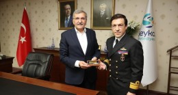 Beykoz Belediye Başkanı Murat Aydın tebrikleri kabul ediyor