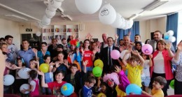 CHP, bayramı çocuklarla karşıladı