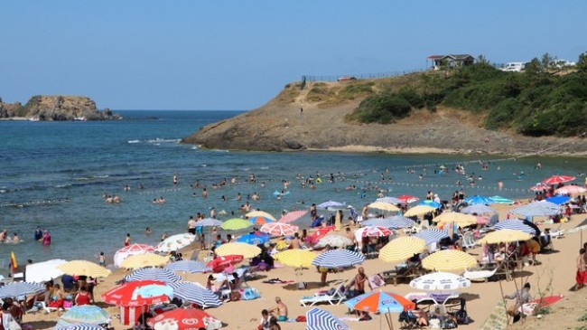 Sıcaktan Bunalan İstanbullular Riva Plajı’na Akın Etti