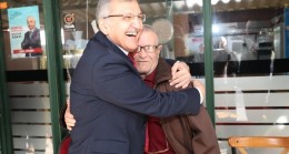 Murat Aydın oy isteyip “veririm” cevabını aldığı vatandaşa sımsıkı sarıldı