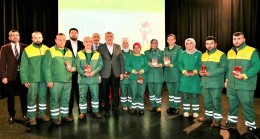 Başarılı Temizlik Personeline Altın Ödülü