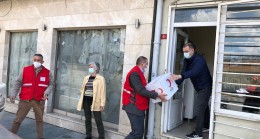 Kızılay Beykoz’da ihtiyaç sahiplerine ramazan kolisi dağıtıyor