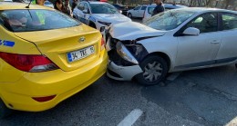 Beykoz’da ticari taksi otomobille çarpıştı