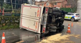 Rüzgarlıbahçe’de kayan kamyonet devrildi