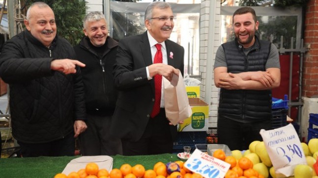 Başkan adayı Aydın pazarda tezgahın arkasına geçerek mandalina sattı