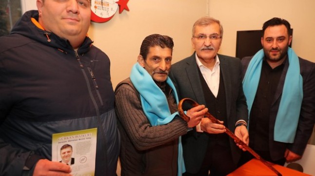 Başkan Adayı Aydın, Dereseki’de eline bastonu aldı ve festival sözü verdi