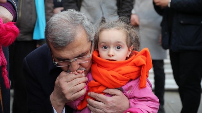 Murat Aydın bebeklerin boyunlarına atkı bağlayınca renkli görüntüler oluştu