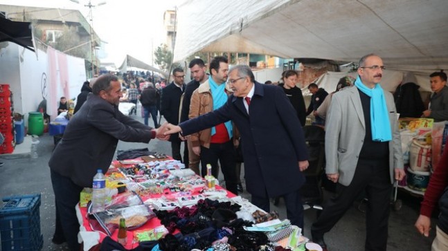 Murat Aydın pazara girdi vatandaşlara muz ve portakal dağıttı