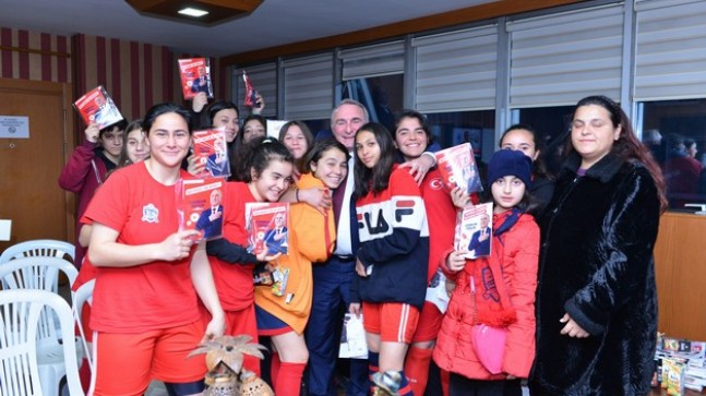 FUTBOLCU KIZLARDAN COŞKUN TOSUN’A SÜRPRİZ