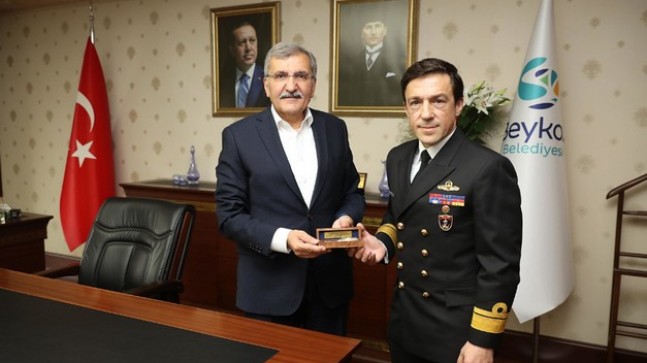 Beykoz Belediye Başkanı Murat Aydın tebrikleri kabul ediyor