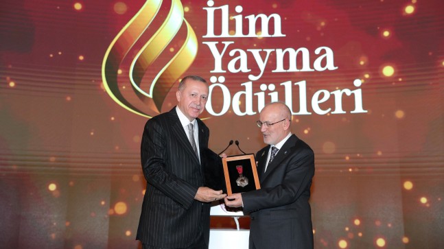 Cumhurbaşkanı Erdoğan, ödülleri Çelikbilek ile birlikte verdi