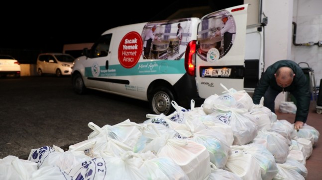 “EVDE SICAK YEMEK HİZMETİ”YLE İHTİYAÇ SAHİPLERİ MUTLU